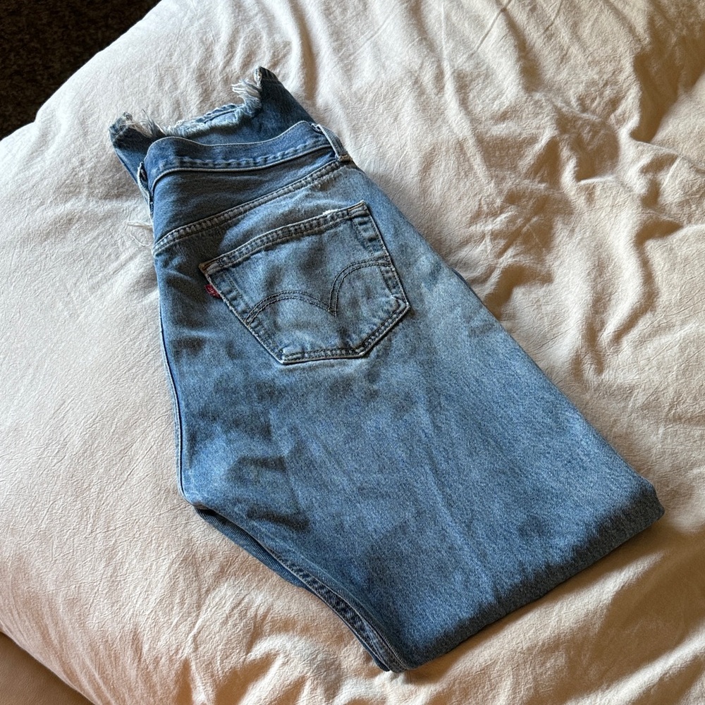501 Levi's Straight Leg Button Fly Blue Jeans